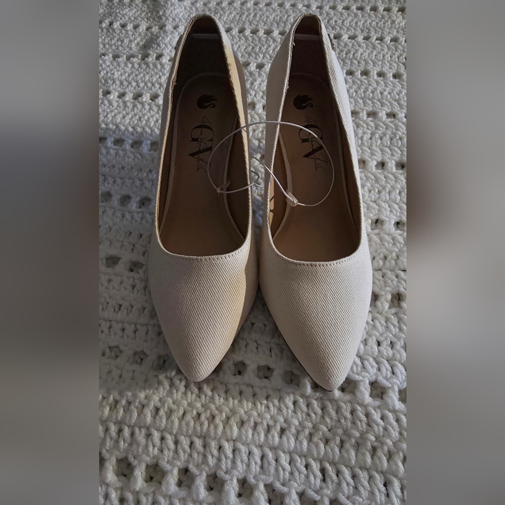 Gloria Vanderbilt Cream Women's Heels